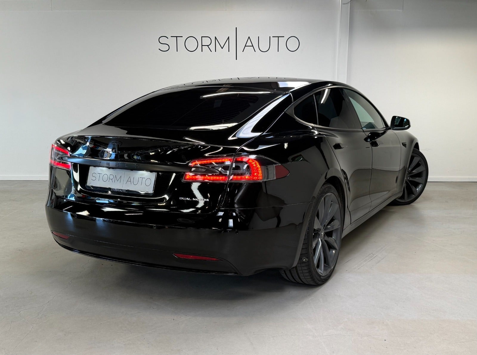 Sort Tesla Model S fra 2020