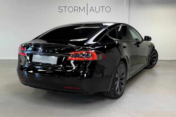 Sort Tesla Model S fra 2020