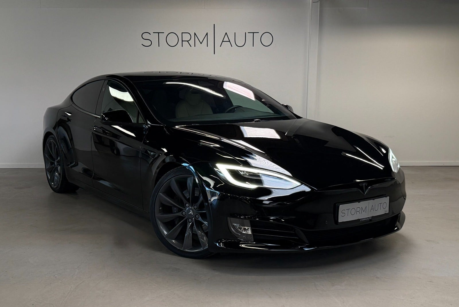 Sort Tesla Model S fra 2020