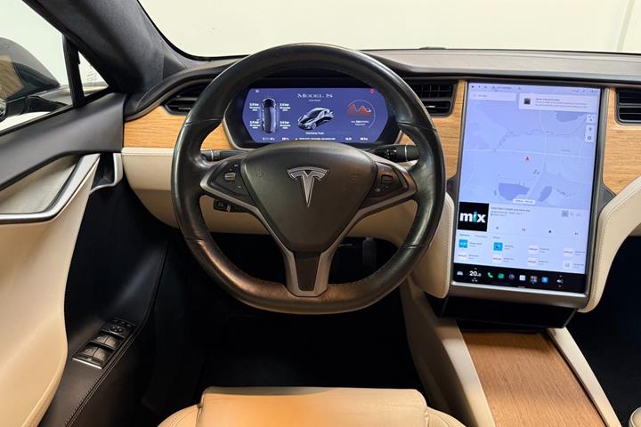 Sort Tesla Model S fra 2020
