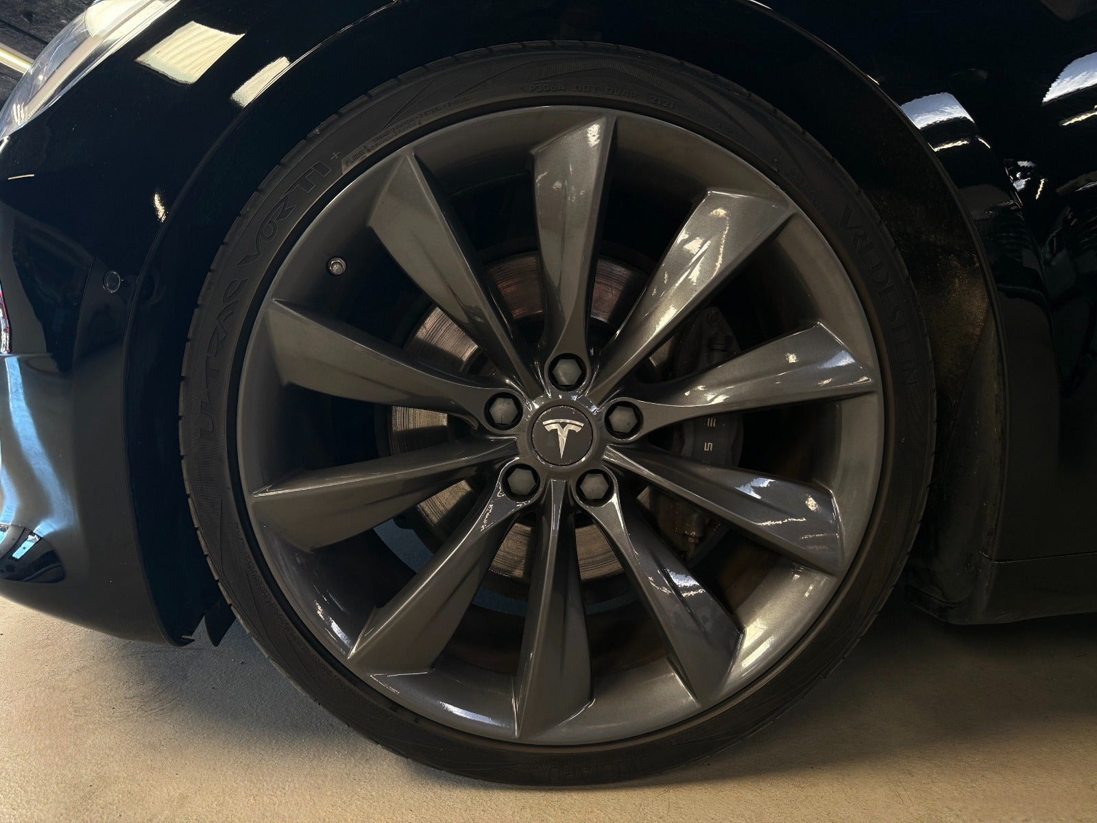 Sort Tesla Model S fra 2020