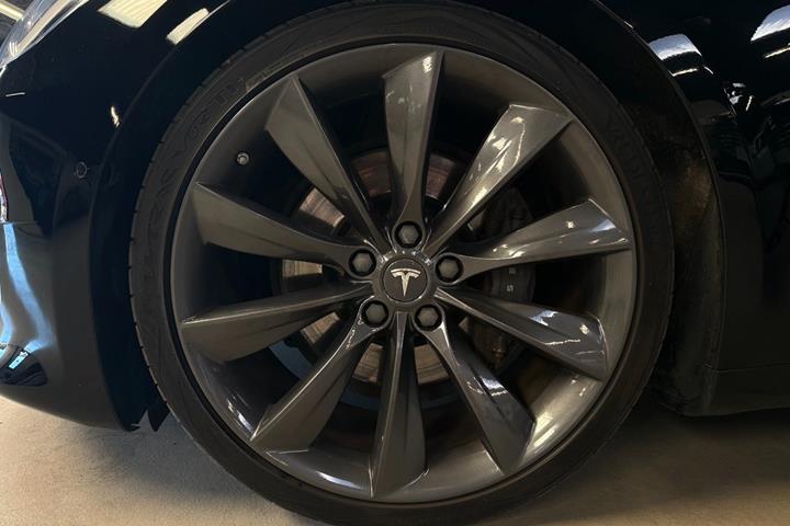 Sort Tesla Model S fra 2020