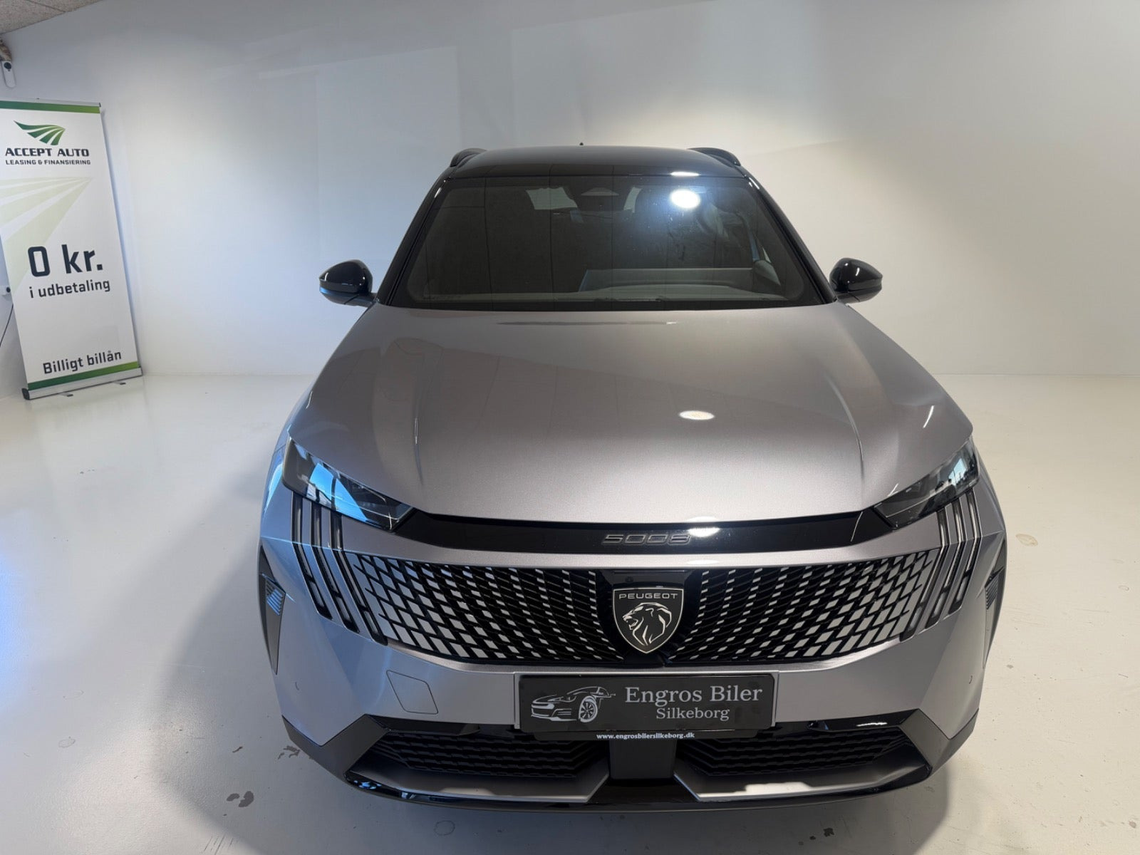 Grå Peugeot e-5008 fra 2025