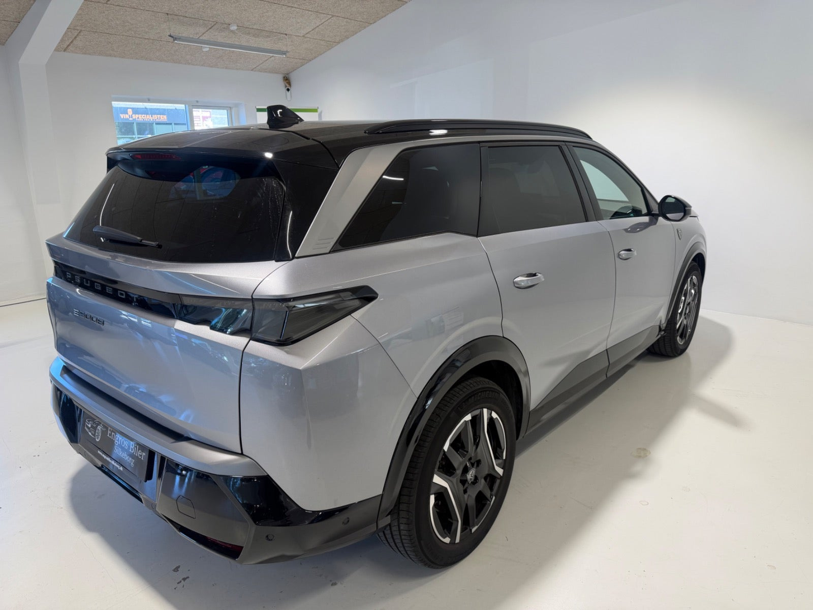 Grå Peugeot e-5008 fra 2025