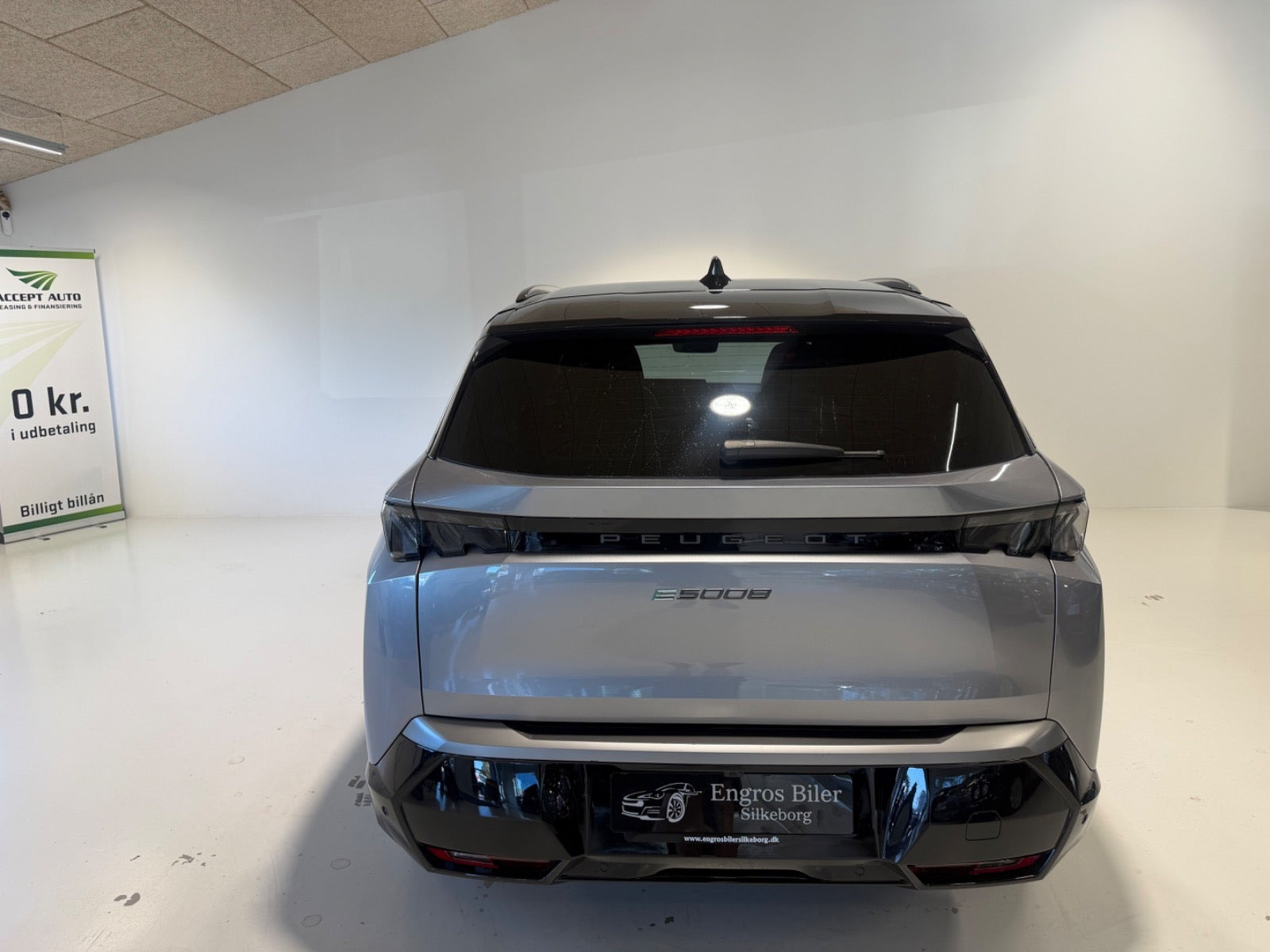 Grå Peugeot e-5008 fra 2025