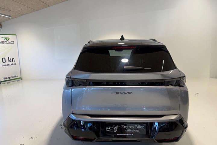 Grå Peugeot e-5008 fra 2025