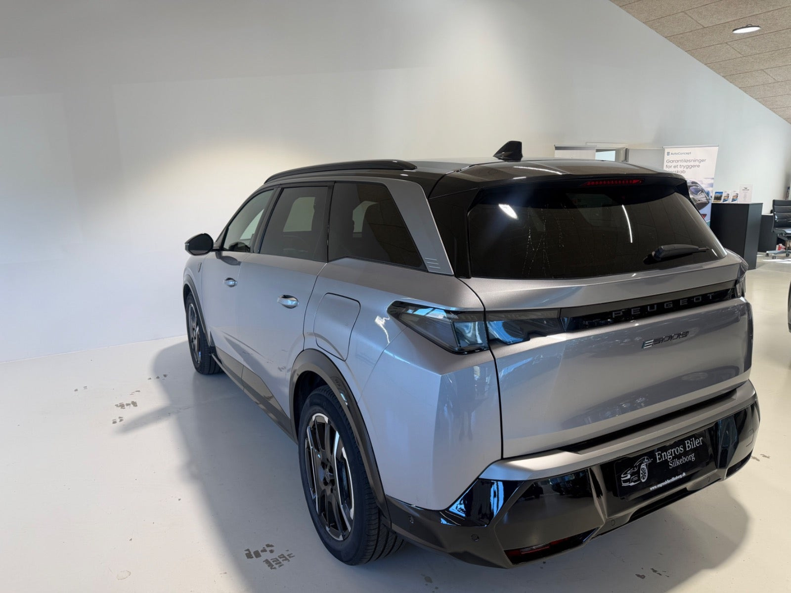 Grå Peugeot e-5008 fra 2025