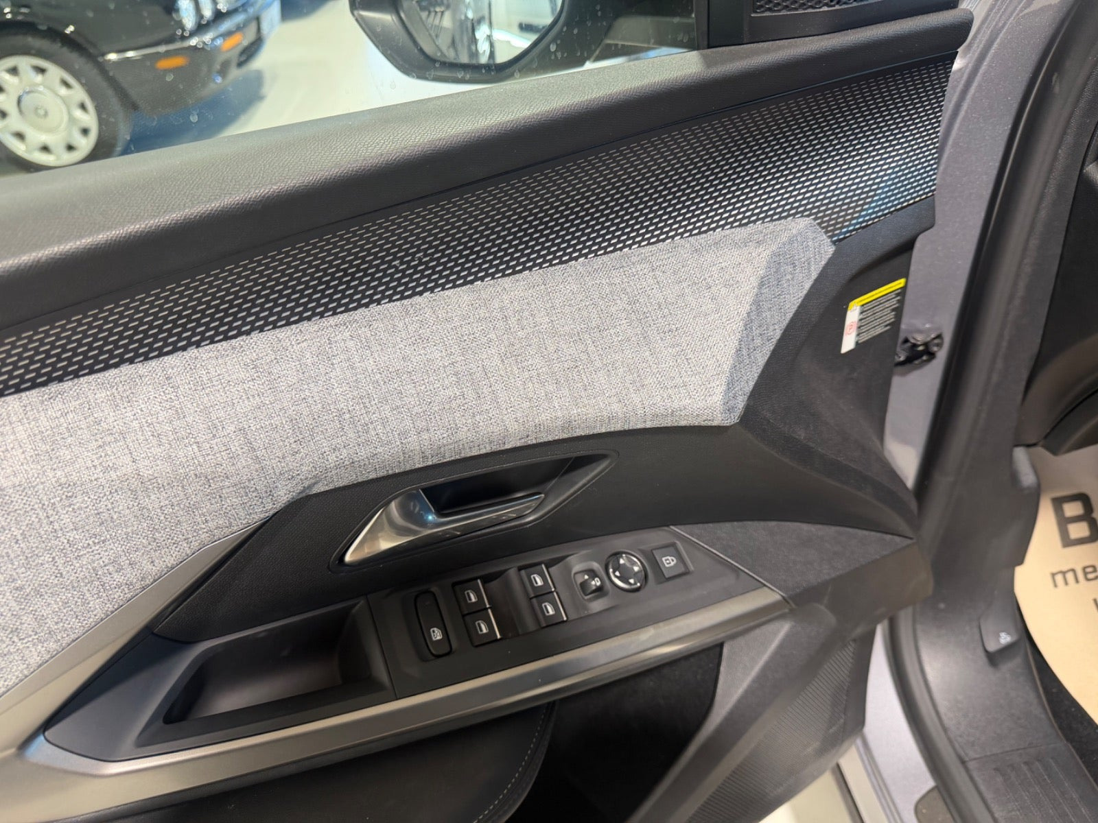 Grå Peugeot e-5008 fra 2025