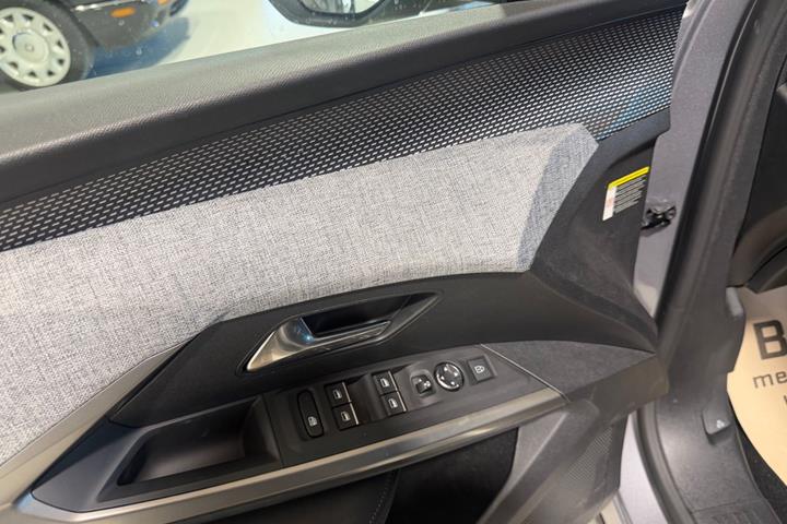 Grå Peugeot e-5008 fra 2025