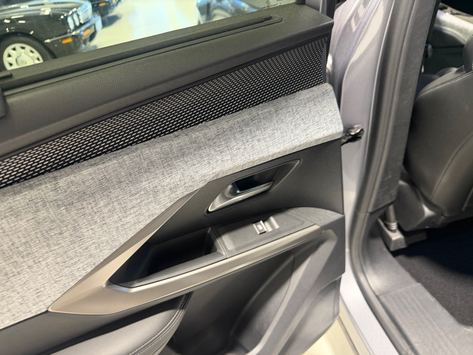 Grå Peugeot e-5008 fra 2025