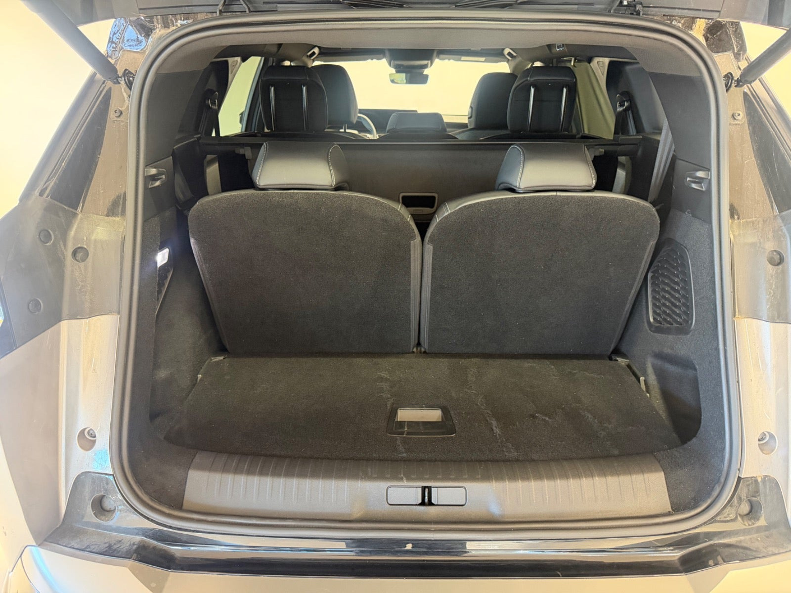 Grå Peugeot e-5008 fra 2025