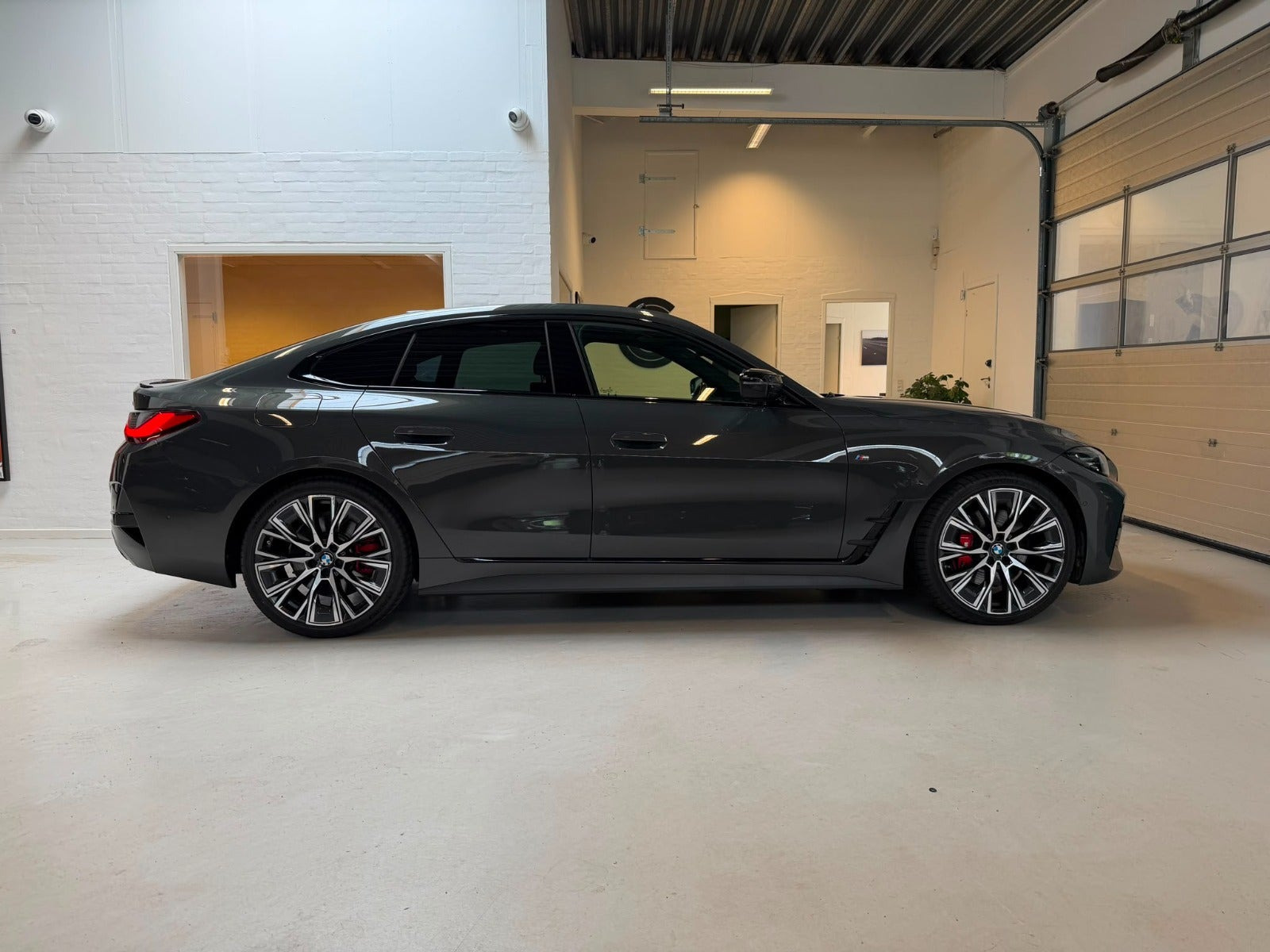 Grå BMW M440i fra 2023