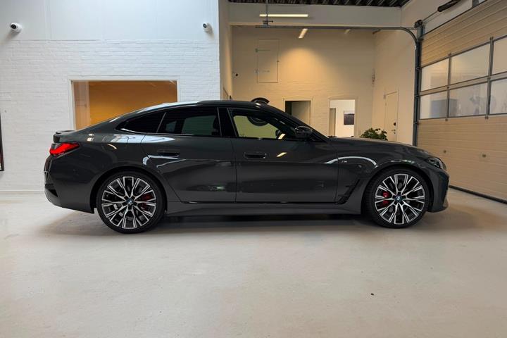 Grå BMW M440i fra 2023