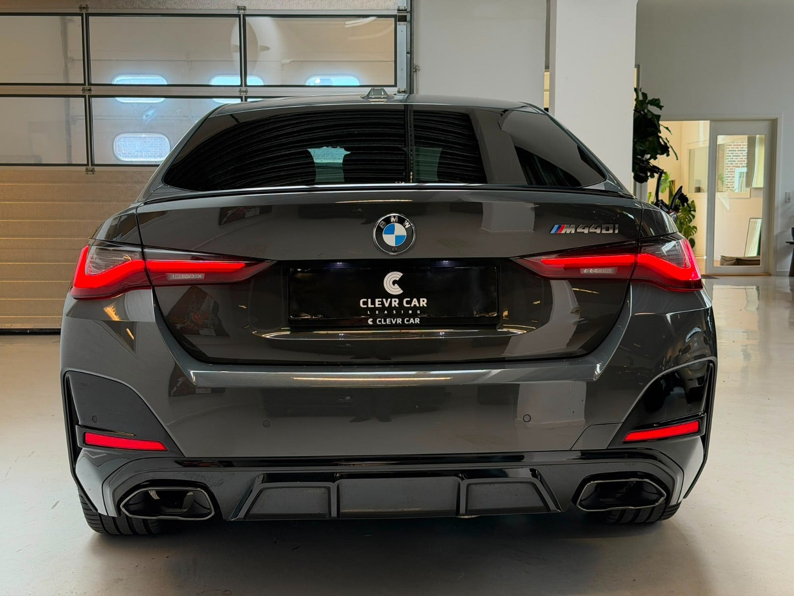 Grå BMW M440i fra 2023