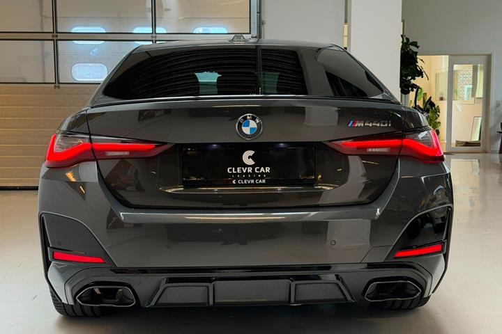 Grå BMW M440i fra 2023