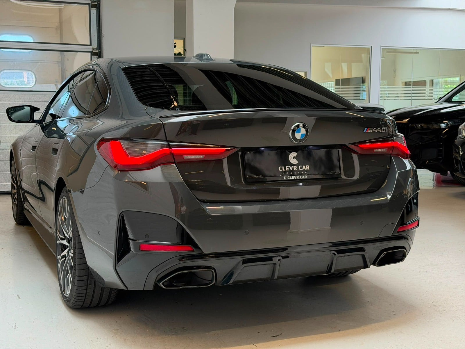 Grå BMW M440i fra 2023