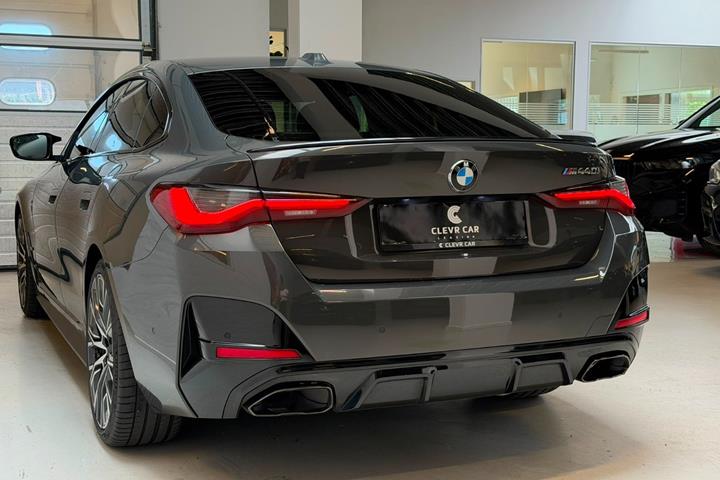 Grå BMW M440i fra 2023