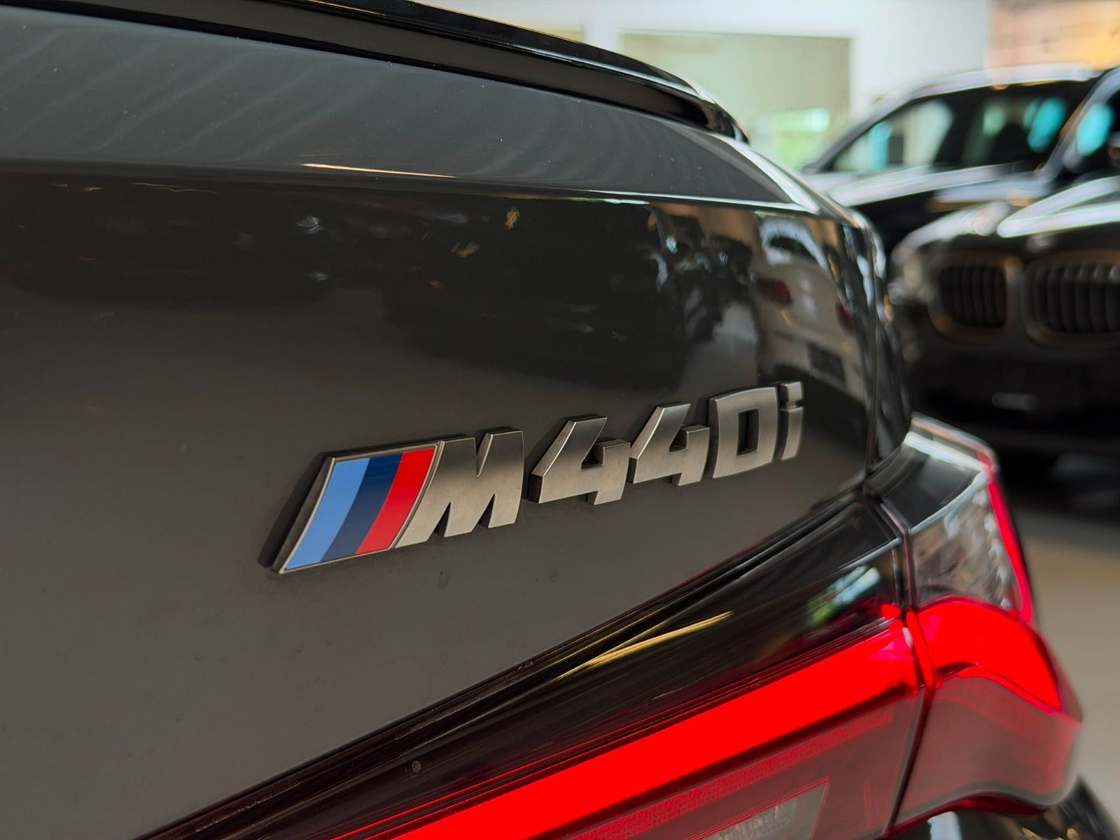 Grå BMW M440i fra 2023