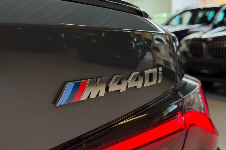 Grå BMW M440i fra 2023