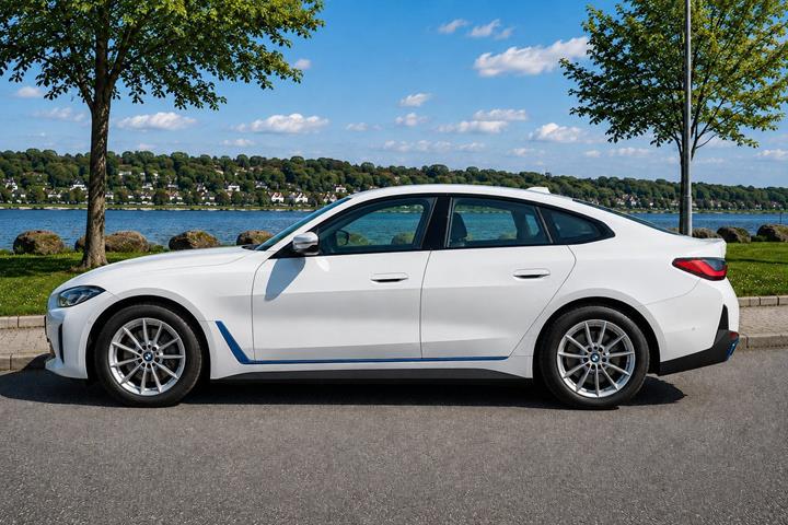 Hvid BMW i4 fra 2023