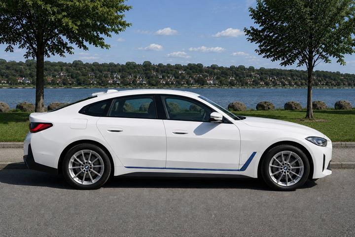 Hvid BMW i4 fra 2023
