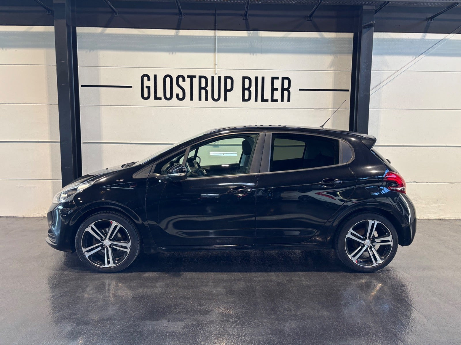 Sort Peugeot 208 fra 2017