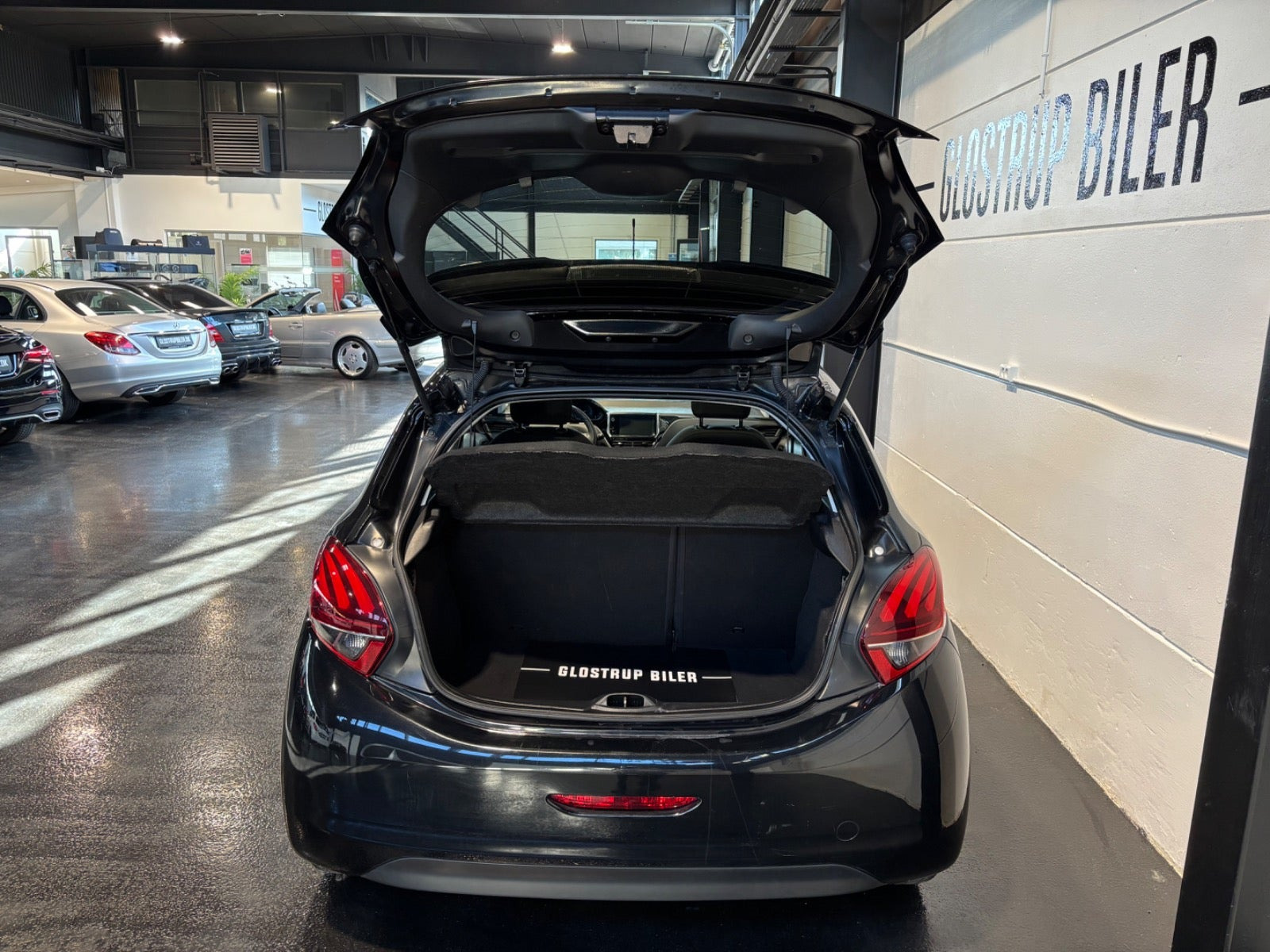 Sort Peugeot 208 fra 2017
