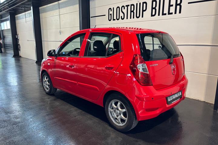 Rød Hyundai i10 fra 2011