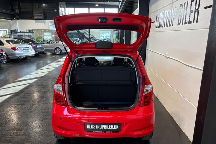 Rød Hyundai i10 fra 2011