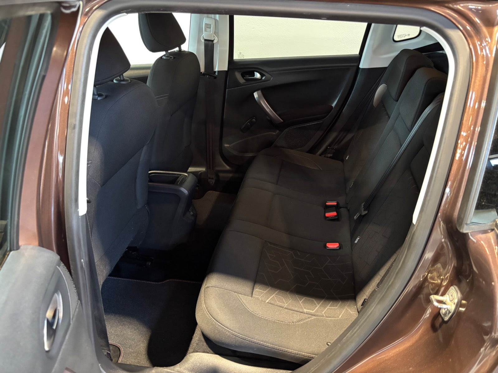 Brun Peugeot 2008 fra 2014
