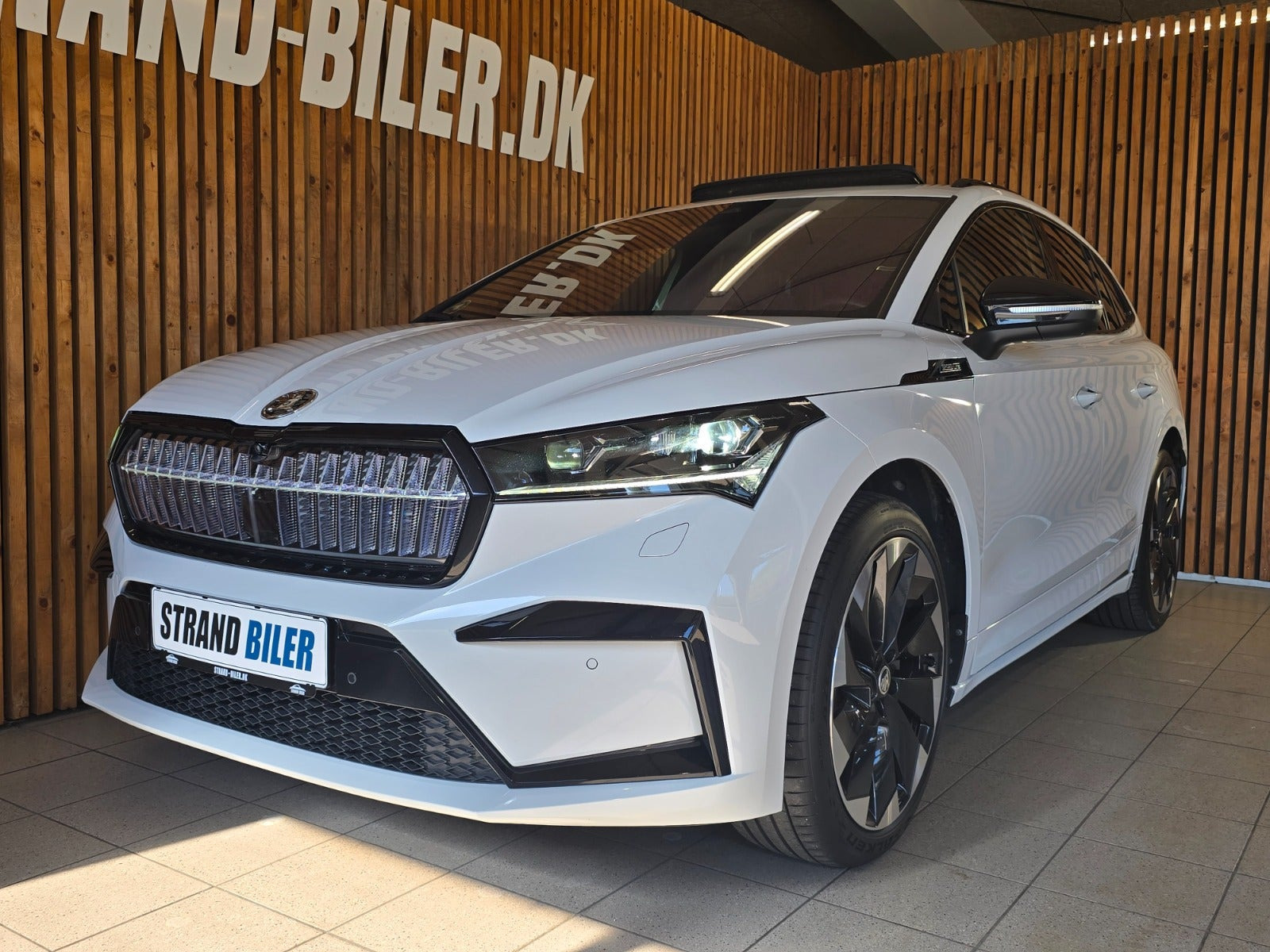 Hvid Skoda Enyaq fra 2023