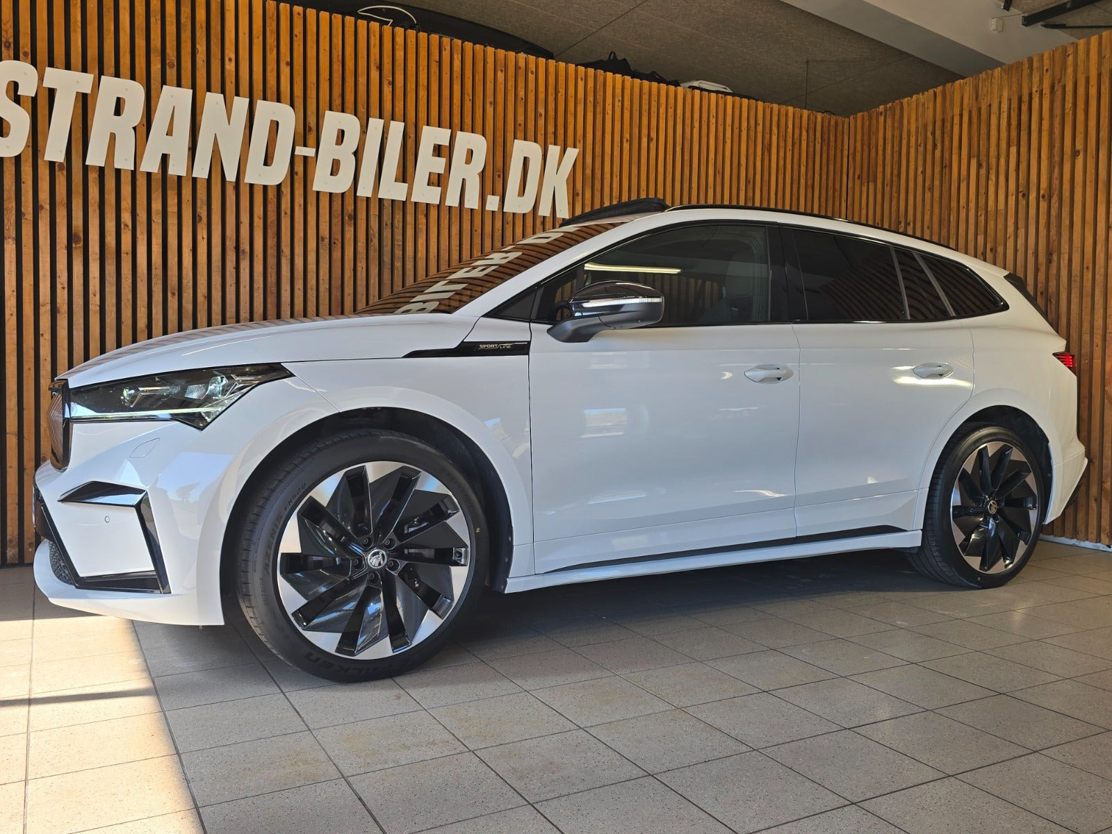 Hvid Skoda Enyaq fra 2023