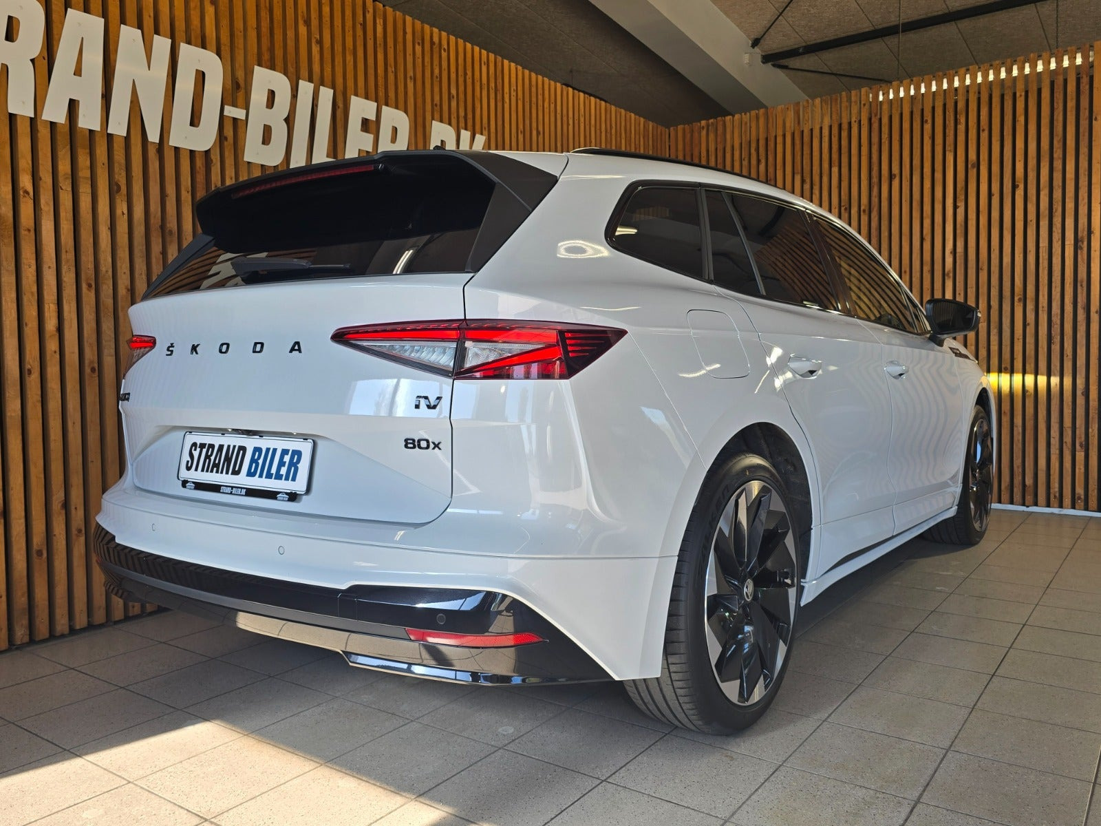 Hvid Skoda Enyaq fra 2023