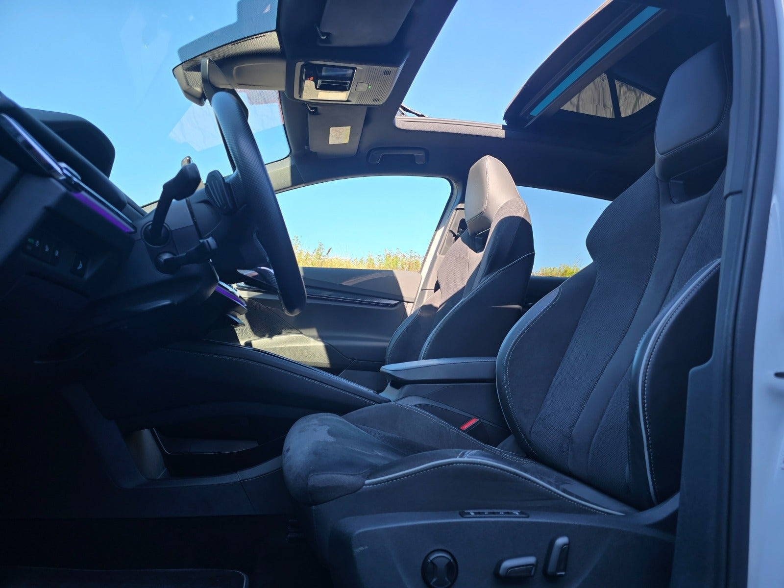 Hvid Skoda Enyaq fra 2023