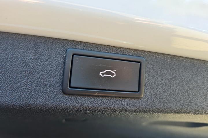 Hvid Skoda Enyaq fra 2023