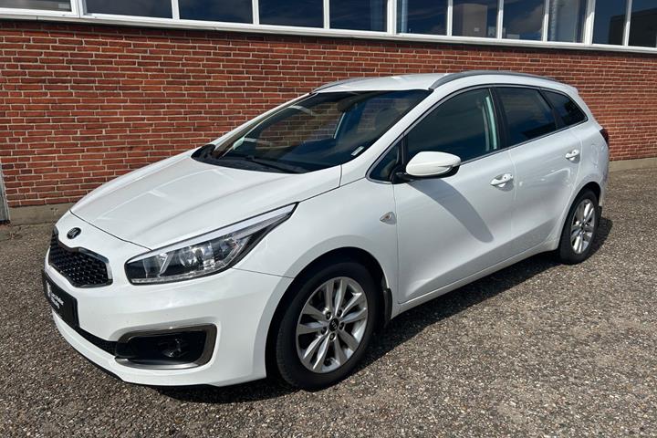 Hvid Kia Ceed fra 2017 set udefra