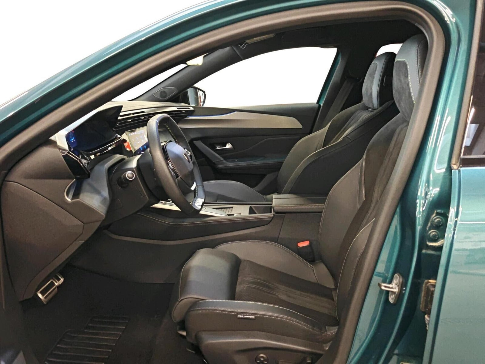 Blå Peugeot E-308 fra 2023