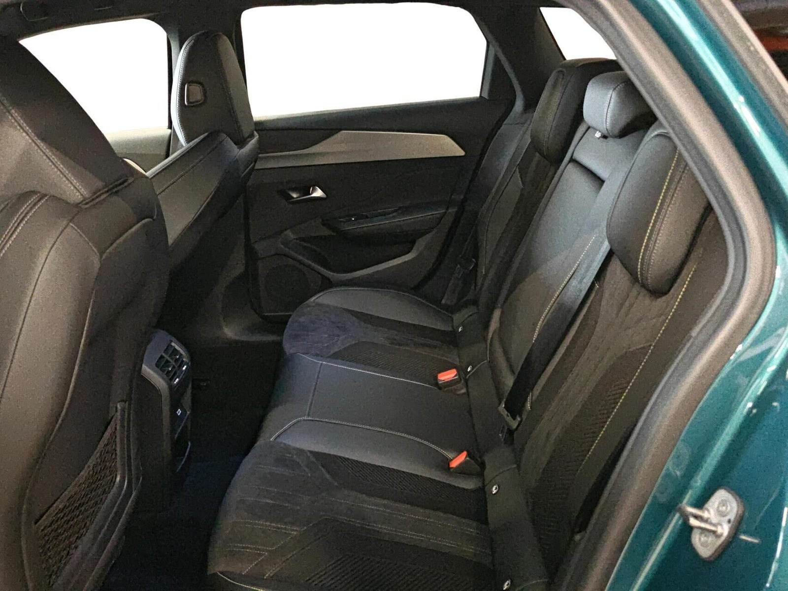 Blå Peugeot E-308 fra 2023