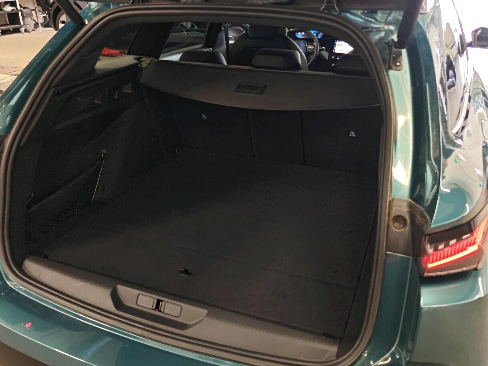 Blå Peugeot E-308 fra 2023