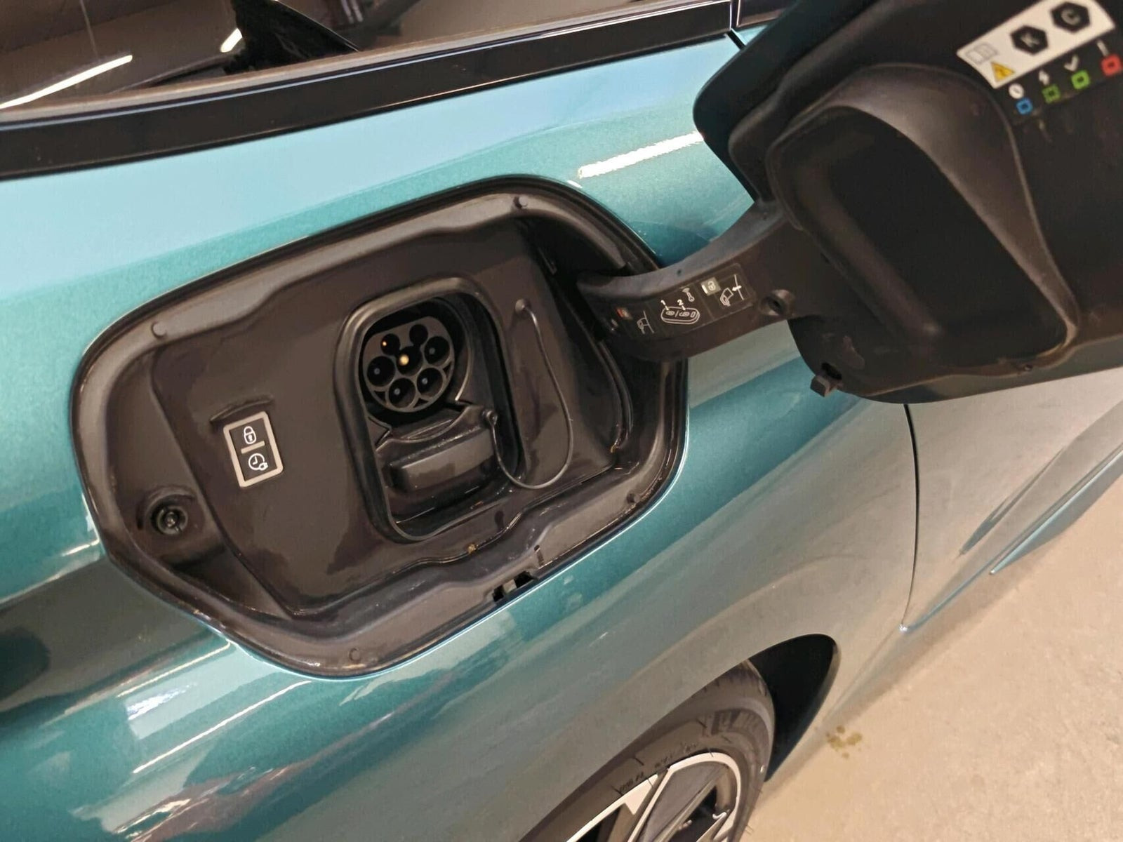 Blå Peugeot E-308 fra 2023