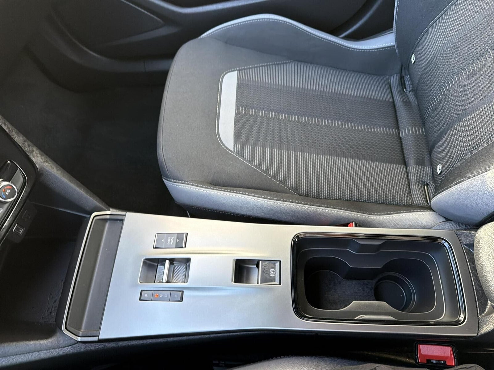 Blå Opel Mokka-e fra 2025