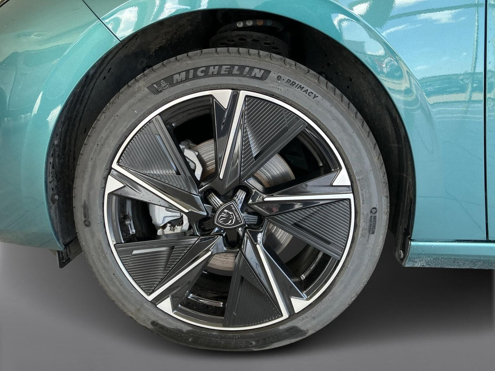 Grøn Peugeot E-308 fra 2024