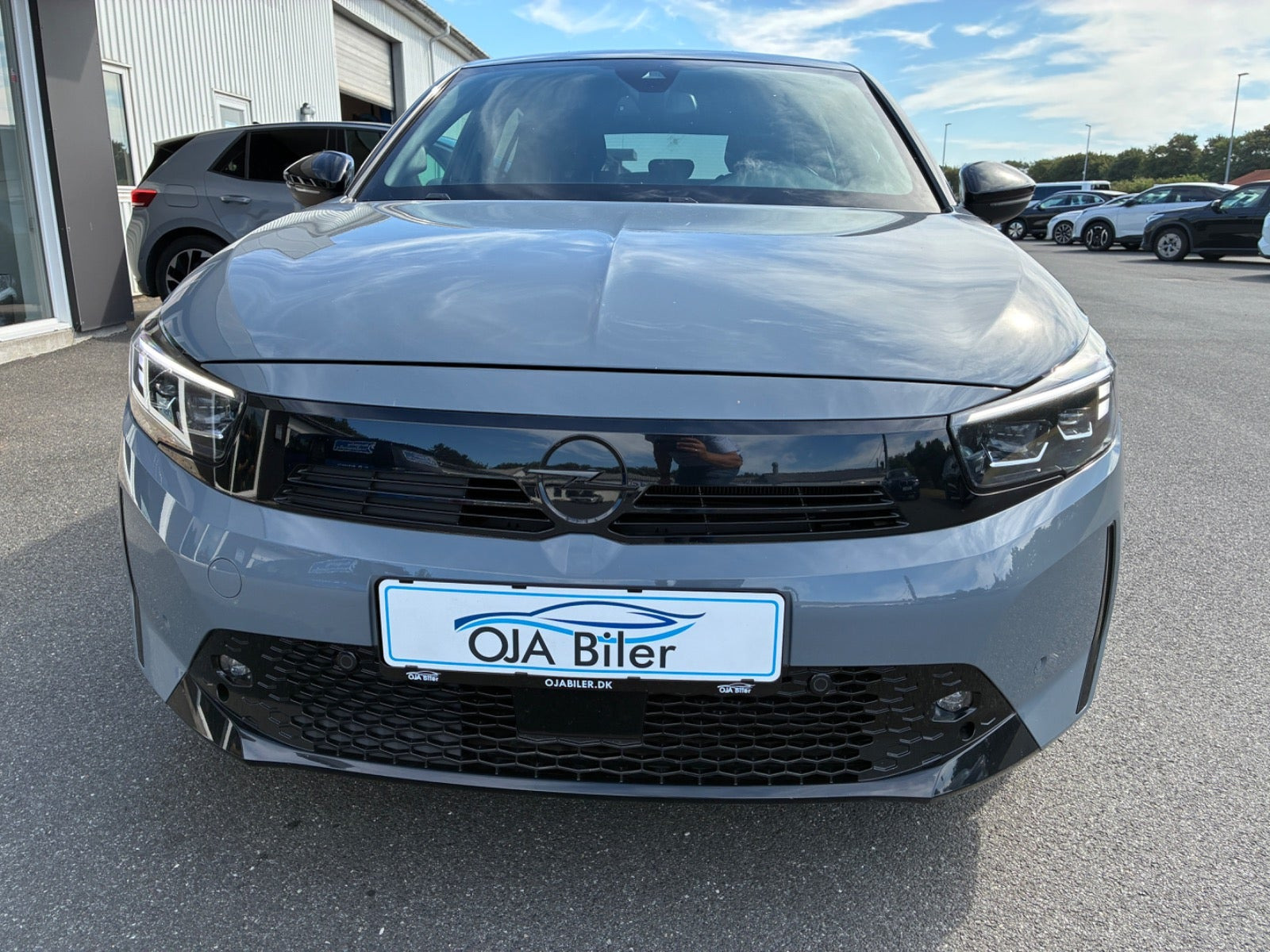 Grå Opel Corsa-e fra 2023