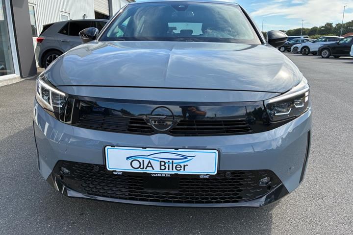 Grå Opel Corsa-e fra 2023