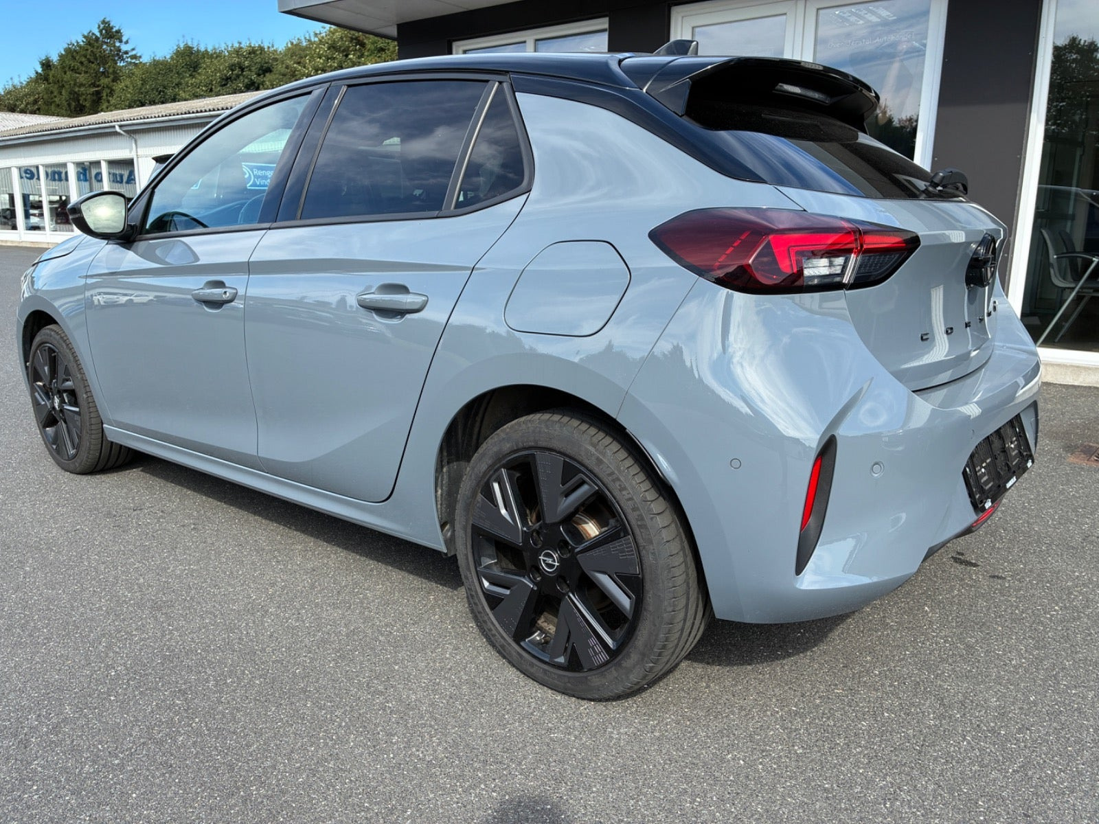 Grå Opel Corsa-e fra 2023