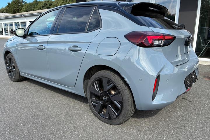 Grå Opel Corsa-e fra 2023