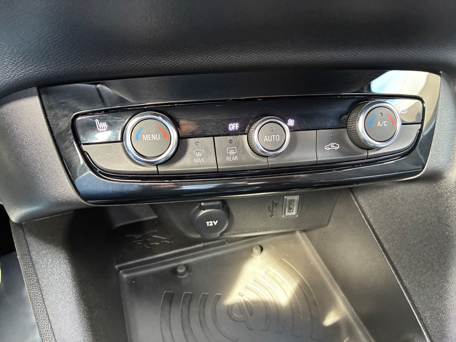 Grå Opel Corsa-e fra 2023
