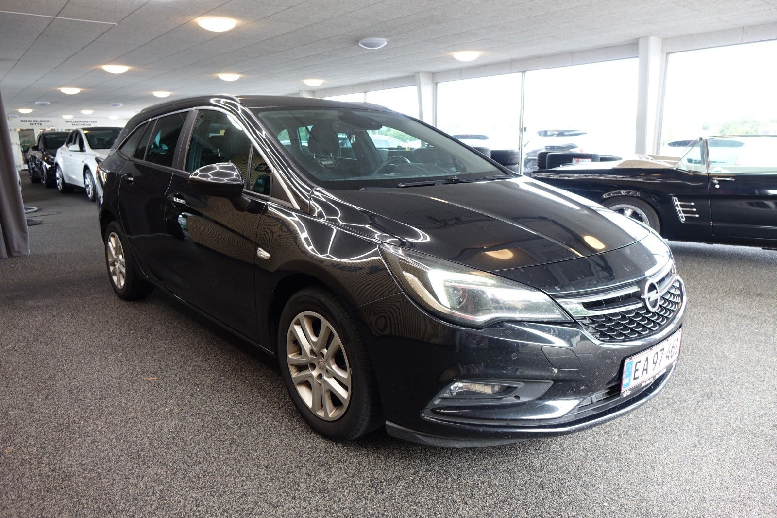 Sort Opel Astra fra 2016
