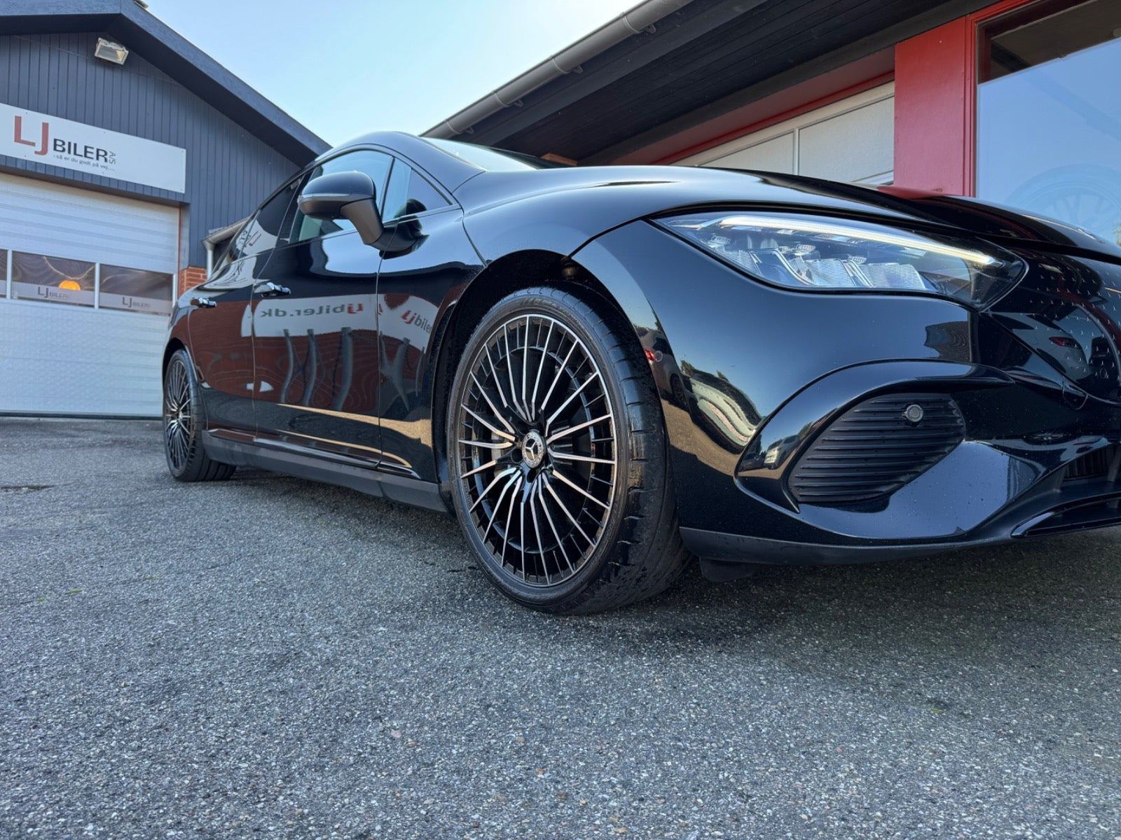 Sort Mercedes EQE300 fra 2023