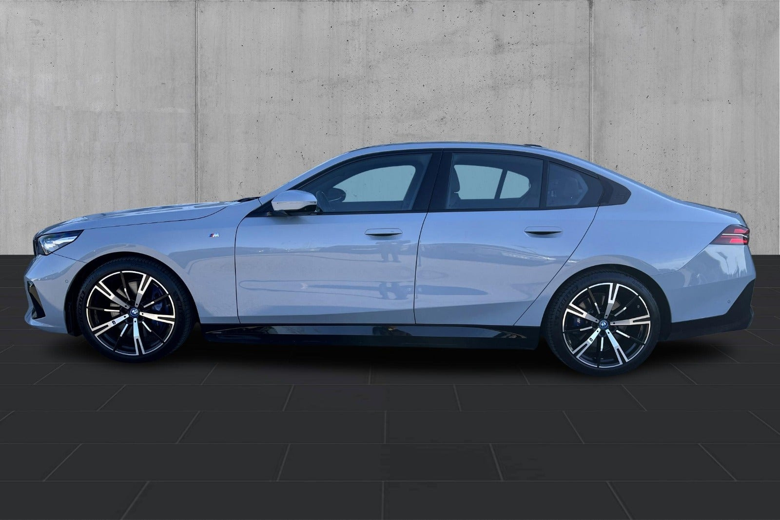 Grå BMW i5 fra 2024